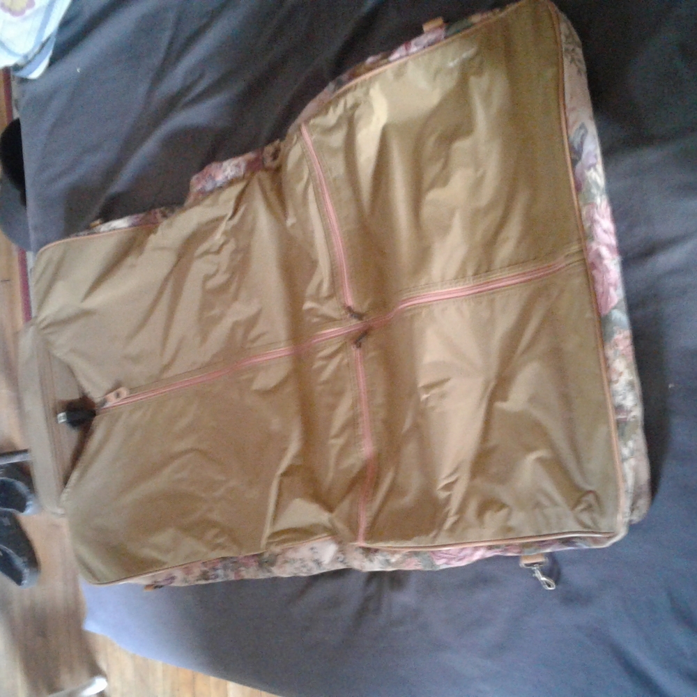 Hampshire traveling suit hold and luggage bags!